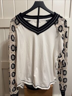AEMI+CO Crochet-Trim V-Neck Top White/Black